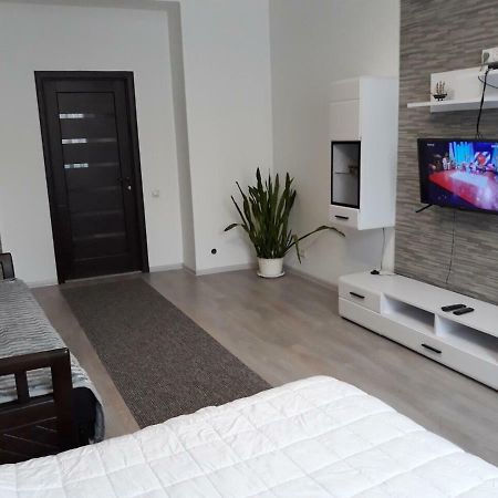 Апартаменти В Центрі На Куліша З Двома Спальнями Lviv Eksteriør billede